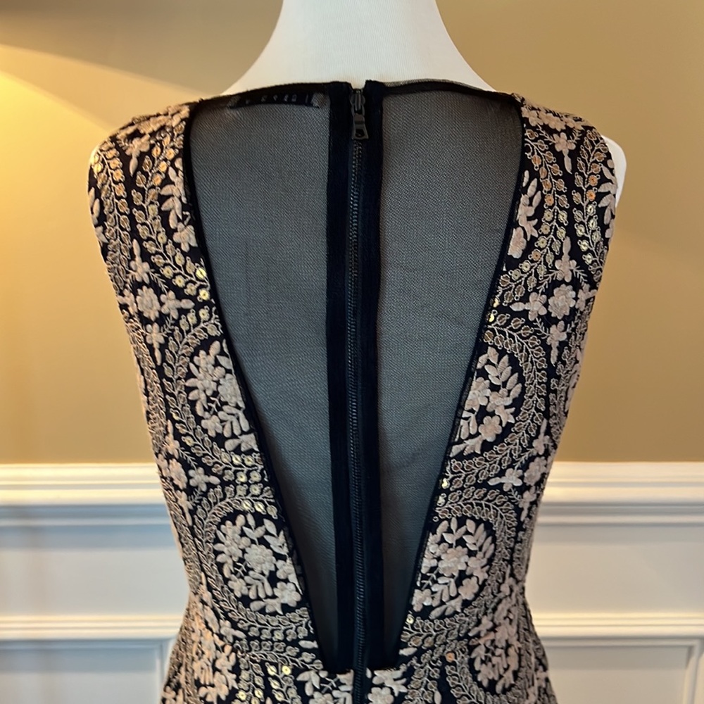Alice + Olivia Whela Medallion Sleeveless Shift Dress - Picture 6 of 13